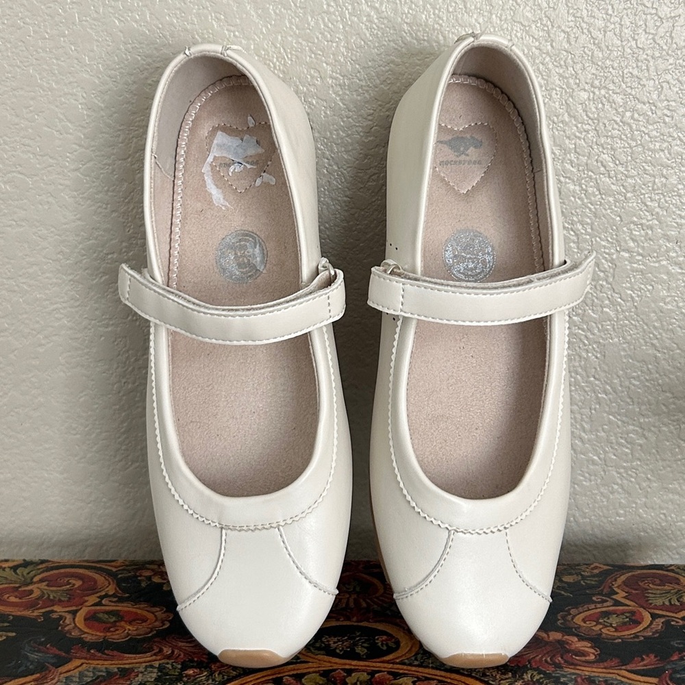 Rocket dog NWOT cream Mary Jane shoes size 8